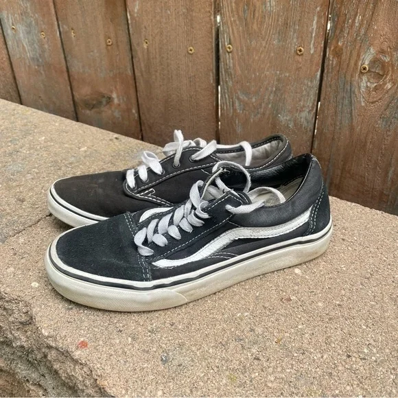 VANS Women’s Mismatched Black White Old Skool Sneakers Classic Size 6 - Picture 1 of 11